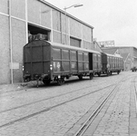 854148 Afbeelding van het overladen van goederen in schuifwandwagens type Hbis van de N.S., vermoedelijk in de Eemhaven ...